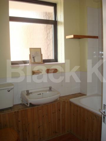 			2 Bedroom, 1 bath, 1 reception Flat			 Waltersville Road, CROUCH END BORDERS